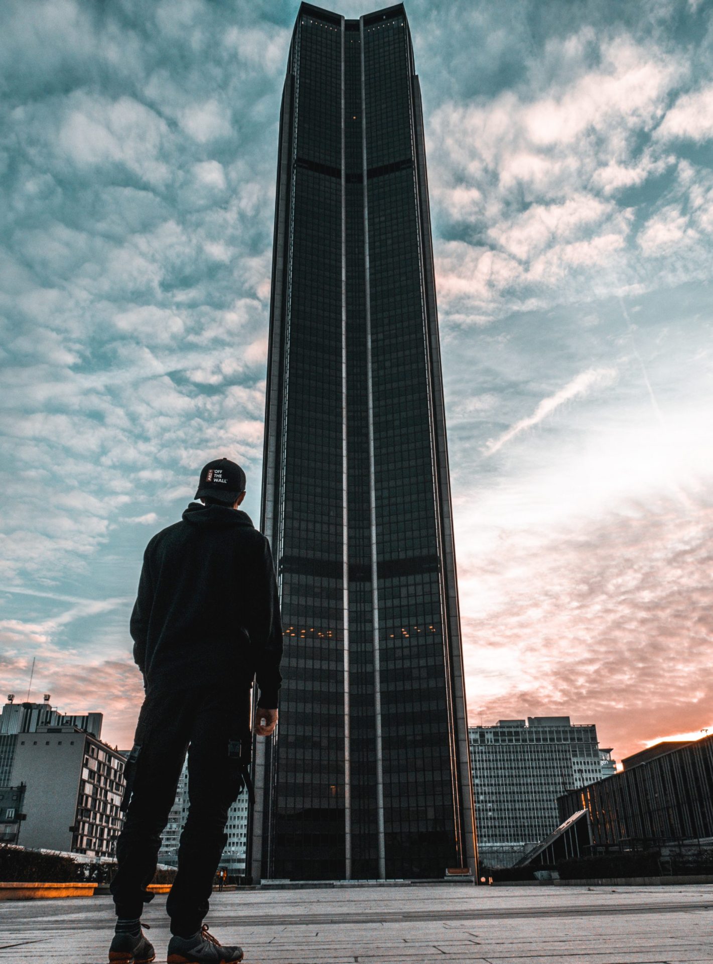 La tour Montparnasse, tour de 210m de haut